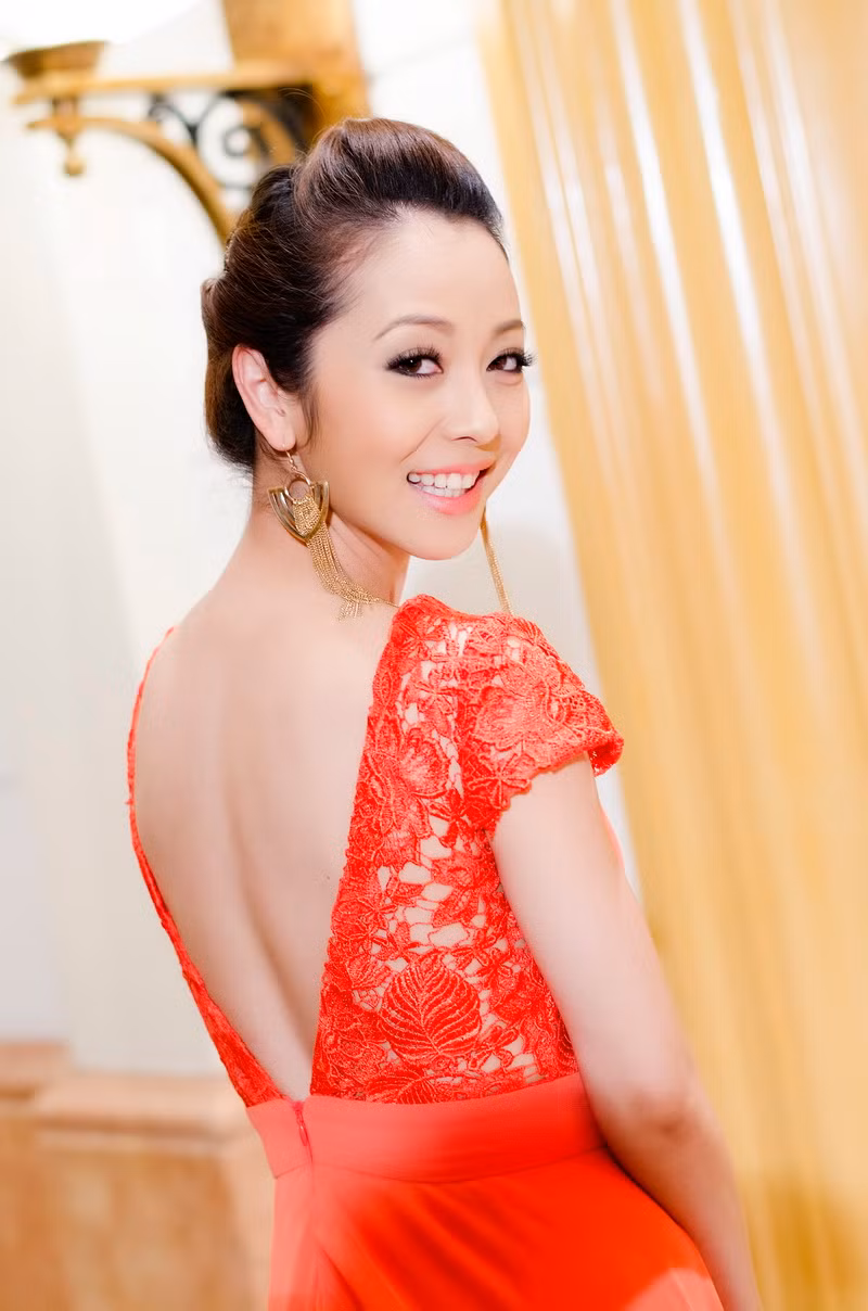 Tối 23/10, Jennifer Phạm trở thành tâm điểm chú ý của mọi quan khách khi xuất hiện với vai trò MC của 1 sự kiện tại Hà Nội. Diện váy cam với đường xẻ tinh tế, Jennifer khoe khéo làn da trắng ngần.