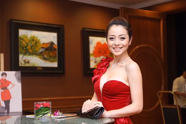 Góp mặt sự kiện Eva de Eva Fashion Show thu - đông tối ngày 14/10 tại Hà Nội, Jennifer Phạm diện 1 bộ đầm được may bằng chất liệu satin đỏ tôn lên nước da trắng hồng.