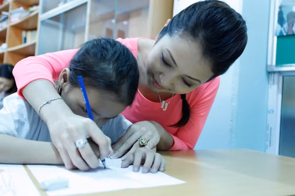 Cuối tháng 4 vừa rồi, tranh thủ rảnh trong quỹ thời gian nghỉ ngơi của mình, người đẹp Jennifer Phạm đã lên kế hoạch đến lớp học hy vọng tại bệnh viện Nhi trung ương để chơi và giúp đỡ các em nhỏ. Tại lớp học này, các em đanh được điều trị tại bệnh nhi đã được người đẹp hướng dẫn vẽ và tô màu những bức tranh sinh động chứa đựng đầy ước mơ cháy bỏng của các em.