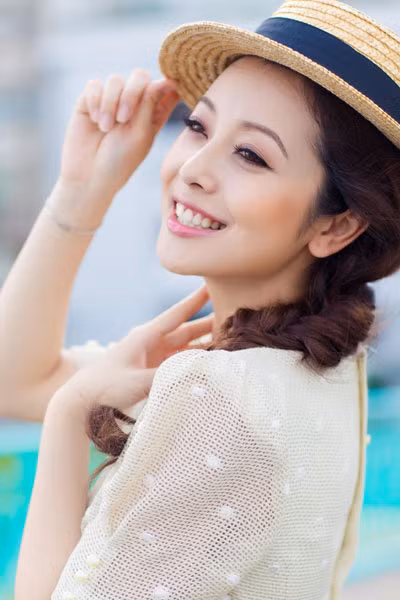 Jennifer Phạm sỡ hửu nét đẹp đài các, sang trọng.
