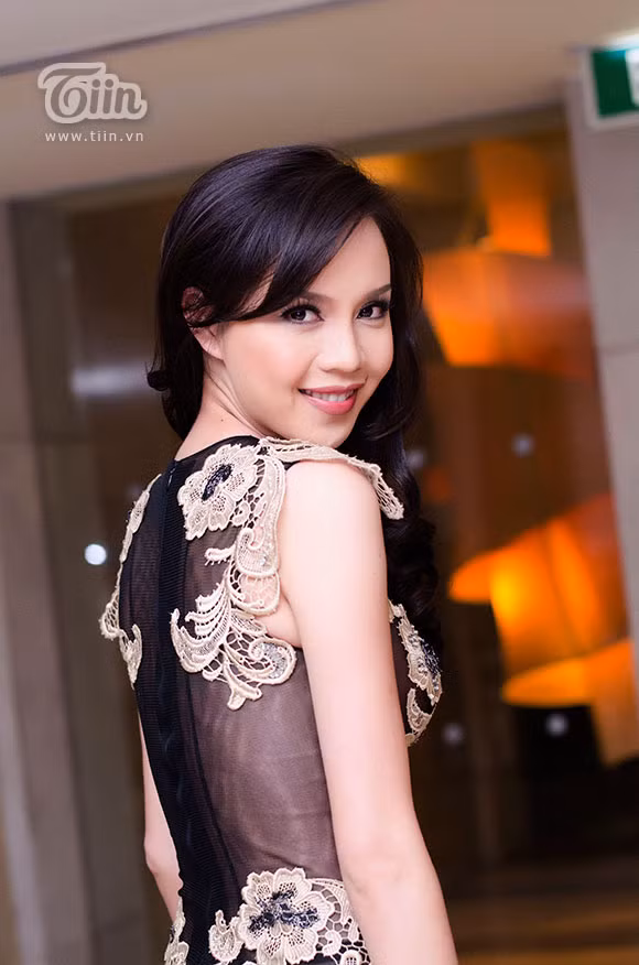 Ngọc Oanh xuất hiện nhiều tại các sự kiện nhưng có lẽ đây là lần đầu tiên cô nàng táo bạo đến như vậy. (Theo Tiin) Ngọc Oanh xuất hiện nhiều tại các sự kiện nhưng có lẽ đây là lần đầu tiên cô nàng táo bạo đến như vậy. (Theo Tiin)