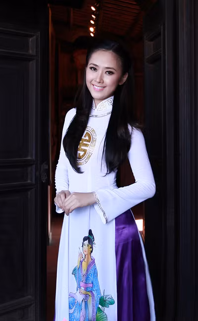 Dù đã lấy chồng và chuyển vào Sài Gòn sinh sống nhưng Lê Nhã Uyên vẫn giữ được tính cách kín đáo, nhẹ nhàng của người con gái gốc Huế. Cô sống khép kín và luôn hướng về cuộc sống bình yên.