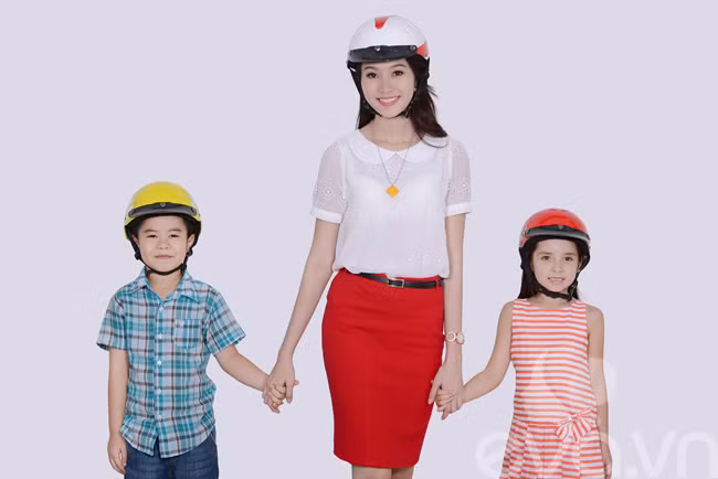 Hoa hậu đã thực hiện bộ hình với các em học sinh tuyên truyền ý thức đội mũ bảo hiểm cũng như quay clip hướng dẫn đội mũ bảo hiểm đúng cách nhằm giúp các em phòng tránh hiểm họa chấn thương vùng đầu khi tham gia giao thông bằng xe gắn máy với người lớn. (Theo Eva) Hoa hậu đã thực hiện bộ hình với các em học sinh tuyên truyền ý thức đội mũ bảo hiểm cũng như quay clip hướng dẫn đội mũ bảo hiểm đúng cách nhằm giúp các em phòng tránh hiểm họa chấn thương vùng đầu khi tham gia giao thông bằng xe gắn máy với người lớn. (Theo Eva)