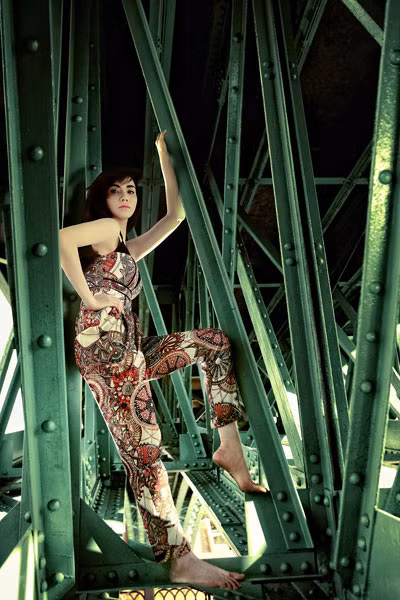 Kiểu jumpsuit mới ống quần suôn chữ A và phần thân áo khoét lưng giúp khoe vóc dáng thanh mảnh. Hòa hợp với những bộ trang phục đang mặc, Trang Nhung diễn tả những cảm xúc lúc mong manh, khao khát chở che, khi ưu tư, thâm trầm. (Theo VnE) Kiểu jumpsuit mới ống quần suôn chữ A và phần thân áo khoét lưng giúp khoe vóc dáng thanh mảnh. Hòa hợp với những bộ trang phục đang mặc, Trang Nhung diễn tả những cảm xúc lúc mong manh, khao khát chở che, khi ưu tư, thâm trầm. (Theo VnE)