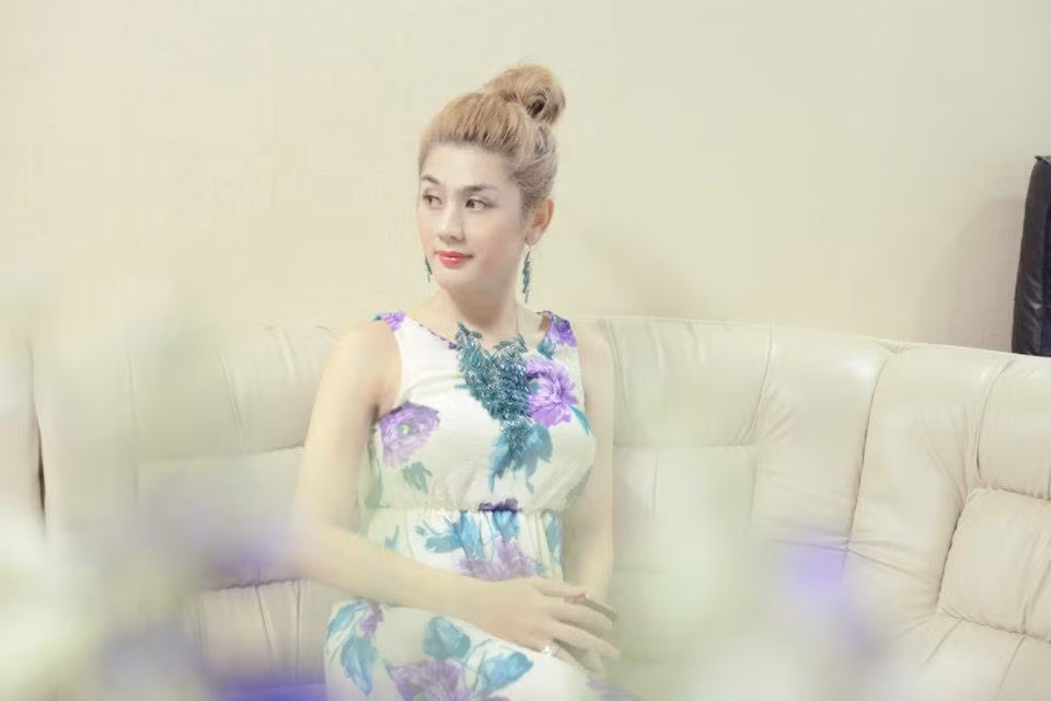 Lâm Chí Khanh mới khoe với bạn bè về hình ảnh mới nhất, xinh như mộng của chị với bạn bè và người hâm mộ. Đó là những bức hình được chụp tại Thái Lan, nơi chị đang tái khám và được bác sỹ, y tá chăm sóc tận tình tại một phòng riêng biệt.