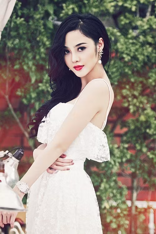 Hoa hậu kế nhiệm Ngọc Trinh – Julia Hồ chia sẻ lý do tham gia sân chơi nhan sắc “ao làng”: “Tôi sang Mỹ học tập và sinh sống khoảng 2 năm và cuộc thi HHVN Hoàn Cầu là sân chơi nhan sắc gần gũi và lớn nhất của cộng đồng người Việt ở Mỹ cũng như khắp thế giới. Vì thế, tôi quyết định tham gia cuộc thi vớisuy nghĩ đây là một kỷ niệm của thời con gái.” Hoa hậu kế nhiệm Ngọc Trinh – Julia Hồ chia sẻ lý do tham gia sân chơi nhan sắc “ao làng”: “Tôi sang Mỹ học tập và sinh sống khoảng 2 năm và cuộc thi HHVN Hoàn Cầu là sân chơi nhan sắc gần gũi và lớn nhất của cộng đồng người Việt ở Mỹ cũng như khắp thế giới. Vì thế, tôi quyết định tham gia cuộc thi vớisuy nghĩ đây là một kỷ niệm của thời con gái.”