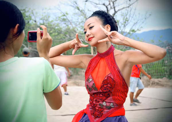 Siêu mẫu thích chụp ảnh, và không ngại làm đủ kiểu dáng trước ống kính. Siêu mẫu thích chụp ảnh, và không ngại làm đủ kiểu dáng trước ống kính.
