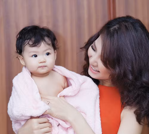 Giành ngôi vị HH Thể Thao 2007, Trần Thị Quỳnh không bước chân vào showbiz như một số người đẹp khác. Vẻ đẹp nổi tiếng này chọn cách yên lặng với cuộc sống bên chồng và cô con gái nhỏ. Xuất hiện bên cô công chúa đáng yêu trong bộ ảnh mới, Trần Thị Quỳnh đẹp mặn mà, vẻ đẹp của "gái một con". Giành ngôi vị HH Thể Thao 2007, Trần Thị Quỳnh không bước chân vào showbiz như một số người đẹp khác. Vẻ đẹp nổi tiếng này chọn cách yên lặng với cuộc sống bên chồng và cô con gái nhỏ. Xuất hiện bên cô công chúa đáng yêu trong bộ ảnh mới, Trần Thị Quỳnh đẹp mặn mà, vẻ đẹp của "gái một con".