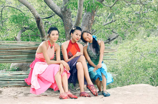 Cách đây ít ngày, teaser của phim được hé lộ, lập tức gây chú ý. Bài hát trong phim do Uyên Linh thể hiện, cũng rất được khán giả yêu thích. Cách đây ít ngày, teaser của phim được hé lộ, lập tức gây chú ý. Bài hát trong phim do Uyên Linh thể hiện, cũng rất được khán giả yêu thích.