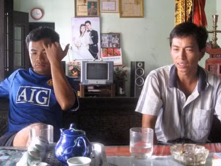Giờ đây, cả ba chàng thanh niên Nguyễn Đình Kiên (áo xanh) và Nguyễn Đình Tình.(áo kẻ) và Nguyễn Đình Lợi vẫn mỏi mòn chờ đợi ngày diễn ra phiên tòa Giám đốc thẩm.