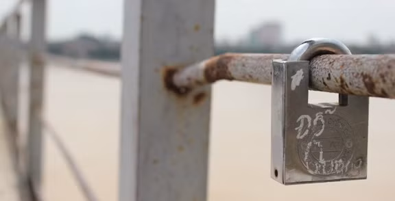 chiếc khóa này còn khá mới.