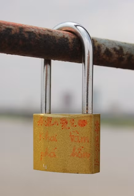 Những ký hiệu trên khóa chỉ có chủ nhân của nó mới có thể hiểu được.