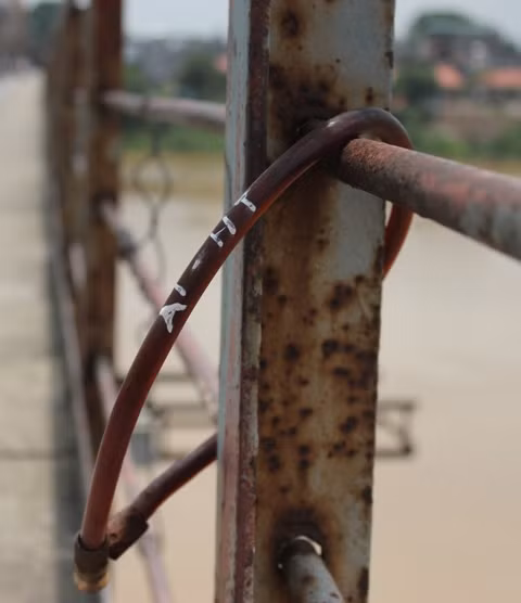Rất nhiều loại khóa xuất hiện trên thành cầu. Cặp đôi tình nhân này đã lựa chọn cho tình yêu của mình bằng 1 chiếc khóa dây.