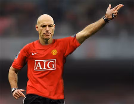 Howard Webb (42 tuổi - Anh) Ở Anh, người ta gọi Howard Webb là một cầu thủ của Man United. Thậm chí, tờ Guardian còn ghép ảnh ông với áo Man United để cho thấy sự thiếu công tâm của mình trong công việc. Tại World Cup 2010, Webb gây điều tiếng khi từ chối phạt thẻ đỏ với cú song phi của De Jong với Alonso trong trận chung kết giữa Tây Ban Nha và Hà Lan.