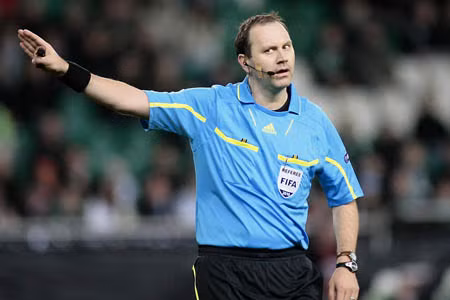 Jonas Eriksson (38 tuổi - Thụy Điển) Eriksson đã có thâm niên 10 năm cầm còi. Jonas Eriksson là một trong những vị trọng tài giàu kinh nghiệm nhất tại EURO 2012. Trận bắt chính lớn nhất trong sự nghiệp Eriksson là trận tứ kết lượt đi Champions League giữa Milan và Barca ở mùa giải 2011/12.