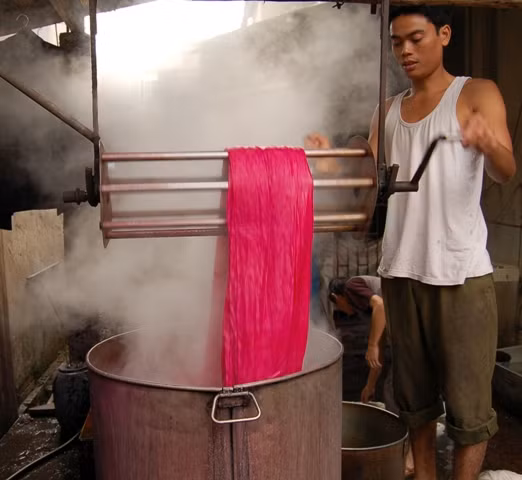 Nhuộm lụa, khâu đầu tiên để tạo ra những tấm lụa mềm mại. Màu chủ yếu là phẩm màu công nghiệp. Nhuộm lụa, khâu đầu tiên để tạo ra những tấm lụa mềm mại. Màu chủ yếu là phẩm màu công nghiệp.