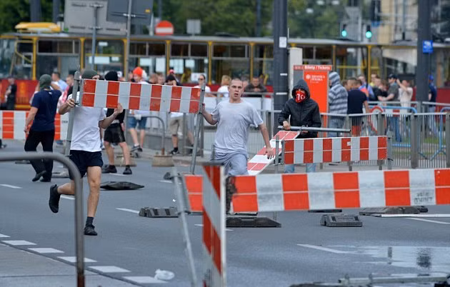 Người hâm mộ Ba Lan tấn công cảnh sát ở Warsaw