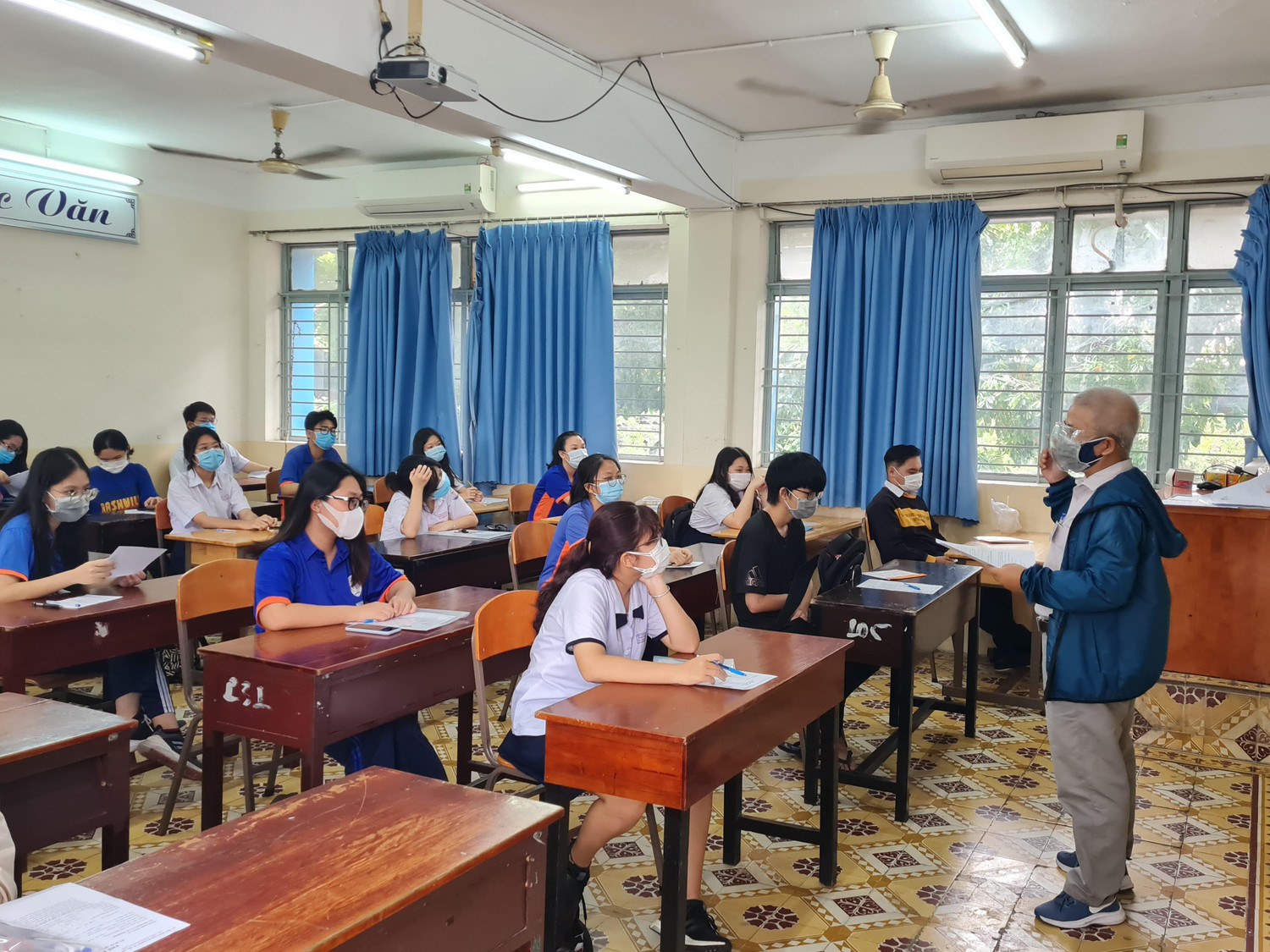 Thí sinh ở điểm thi trung học phổ thông Nguyễn Du nghe phổ biến quy chế thi (Ảnh: P.L)