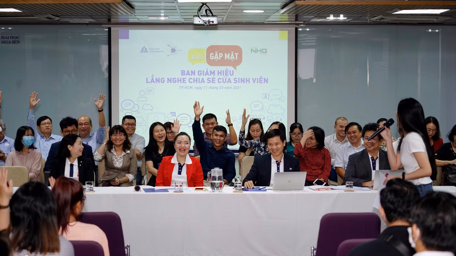 Phó Giáo sư Võ Thị Ngọc Thúy và các thành viên lãnh đạo trường HSU lắng nghe tiếng nói sinh viên (ảnh: HSU)