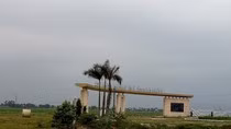 Dự án khu công nghiệp FLC Hoàng Long khởi công duy nhất cái cổng chào từ năm 2015 đến này vẫn bỏ hoang,còn hàng trăm hộ dân bị lấy đất mà chưa được đền bù. Ảnh: Hữu Chí.
