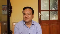 Hiệu trưởng Phùng Văn Tần liên tục cho rằng ban giám hiệu không liên quan đến việc mở thẻ tín dụng của 22 giáo viên, nhưng lại khuyên giáo viên không nên kiện tụng, làm rùm beng vấn đề. Ảnh: Vũ Phương. Hiệu trưởng Phùng Văn Tần liên tục cho rằng ban giám hiệu không liên quan đến việc mở thẻ tín dụng của 22 giáo viên, nhưng lại khuyên giáo viên không nên kiện tụng, làm rùm beng vấn đề. Ảnh: Vũ Phương.