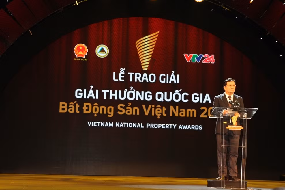 Phó Thủ tướng Trịnh Đình Dũng nhấn mạnh, sự phát triển của thị trường bất động sản trong thời gian qua đã tạo ra những đóng góp tích cực vào sự phát triển nhanh, bền vững của nền kinh tế. Ảnh: Vũ Phương