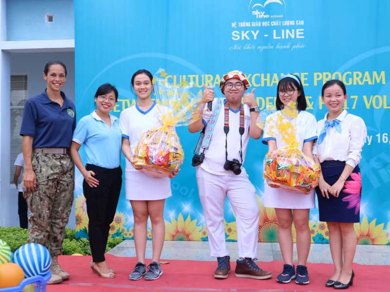 Đặng Gia Khánh (thứ 3 từ phải sang) trong chương trình giao lưu. Đặng Gia Khánh (thứ 3 từ phải sang) trong chương trình giao lưu.