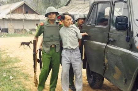 Lý Giống Minh là một trong những ông trùm ma túy lớn nhưng mù chữ. Tiến hành lệnh bắt, khám xét khẩn cấp, lực lượng công an thu giữ tại nhà Minh 2 khẩu súng săn, 2 súng tự chế, nhiều hộp đạn cùng thuốc nổ, bàn ép heroin, tiền các loại và một quyển sổ được “vẽ” bằng các kí tự rất kì lạ. Sau này, Minh đã khai nhận, do không biết chữ nên hắn tự nghĩ ra các kí tự đánh dấu các chuyến hàng và số USD gặt hái được! Lý Giống Minh là một trong những ông trùm ma túy lớn nhưng mù chữ. Tiến hành lệnh bắt, khám xét khẩn cấp, lực lượng công an thu giữ tại nhà Minh 2 khẩu súng săn, 2 súng tự chế, nhiều hộp đạn cùng thuốc nổ, bàn ép heroin, tiền các loại và một quyển sổ được “vẽ” bằng các kí tự rất kì lạ. Sau này, Minh đã khai nhận, do không biết chữ nên hắn tự nghĩ ra các kí tự đánh dấu các chuyến hàng và số USD gặt hái được!