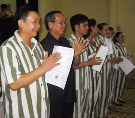 Xiêng Phêng là một trong những kẻ liên quan trực tiếp đến đường dây mua bán ma túy lớn do Vũ Xuân Trường cầm đầu, được triệt xóa gần 20 năm trước. Trong vụ án về đường dây của Vũ Xuân Trường, ngoài 8 bị cáo bị tử hình và 8 bị cáo khác chung thân, Xiêng Phêng may mắn nhất khi thoát án tử và được đặc xá vào năm 2010. Tuy thời gian trong tù, Xiêng Phêng đã tỏ ra hối cải nhưng sau khi quay trở về Lào, hắn lại " ngựa quen đường cũ" tiếp tục lao thân vào con đường buôn bán ma túy trái phép. Xiêng Phêng là một trong những kẻ liên quan trực tiếp đến đường dây mua bán ma túy lớn do Vũ Xuân Trường cầm đầu, được triệt xóa gần 20 năm trước. Trong vụ án về đường dây của Vũ Xuân Trường, ngoài 8 bị cáo bị tử hình và 8 bị cáo khác chung thân, Xiêng Phêng may mắn nhất khi thoát án tử và được đặc xá vào năm 2010. Tuy thời gian trong tù, Xiêng Phêng đã tỏ ra hối cải nhưng sau khi quay trở về Lào, hắn lại " ngựa quen đường cũ" tiếp tục lao thân vào con đường buôn bán ma túy trái phép.