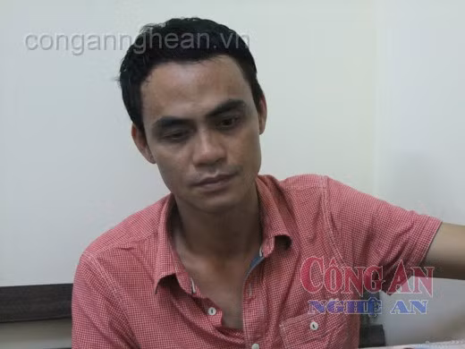 Cao Đức Nhân là một ông trùm ma túy xuyên quốc gia với 10 năm trong nghề. Nhân là một trong những tay cáo già cực ranh ma trong giới buôn bán ma tuý. Với đội ngũ đàn em tay chân đắc lực, sẵn sàng cùng nhau vào cuộc, đường dây của Nhân luôn thay đổi quy luật hoạt động, cực kì thận trọng trong việc buôn bán, giao hàng. Từ năm 2004, Cao Đức Nhân thành lập một đường dây buôn bán ma tuý từ Lào vào Việt Nam với những mặt hàng đa dạng: ma tuý tổng hợp, cần sa, ma tuý dạng đá… Cực kì cẩn thận trong buôn bán, giao hàng, Cao Đức Nhân phân công nhiệm vụ cụ thể từng đường dây, phát hàng cho đối tượng vận chuyển tại nước bạn. Khi hàng qua được cửa khẩu, Cao Đức Nhân mới “tiếp bước”, chuyển vào TP Hồ Chí Minh tiêu thụ. Tháng 5/2012, sau một vụ bài bạc thua tới 4 tỉ đồng, Cao Đức Nhân lại nhanh chóng bắt tay vào cuộc, buôn bán ma tuý để kiếm lời. Và chuyến đi này, Nhân sa lưới… Cao Đức Nhân là một ông trùm ma túy xuyên quốc gia với 10 năm trong nghề. Nhân là một trong những tay cáo già cực ranh ma trong giới buôn bán ma tuý. Với đội ngũ đàn em tay chân đắc lực, sẵn sàng cùng nhau vào cuộc, đường dây của Nhân luôn thay đổi quy luật hoạt động, cực kì thận trọng trong việc buôn bán, giao hàng. Từ năm 2004, Cao Đức Nhân thành lập một đường dây buôn bán ma tuý từ Lào vào Việt Nam với những mặt hàng đa dạng: ma tuý tổng hợp, cần sa, ma tuý dạng đá… Cực kì cẩn thận trong buôn bán, giao hàng, Cao Đức Nhân phân công nhiệm vụ cụ thể từng đường dây, phát hàng cho đối tượng vận chuyển tại nước bạn. Khi hàng qua được cửa khẩu, Cao Đức Nhân mới “tiếp bước”, chuyển vào TP Hồ Chí Minh tiêu thụ. Tháng 5/2012, sau một vụ bài bạc thua tới 4 tỉ đồng, Cao Đức Nhân lại nhanh chóng bắt tay vào cuộc, buôn bán ma tuý để kiếm lời. Và chuyến đi này, Nhân sa lưới…