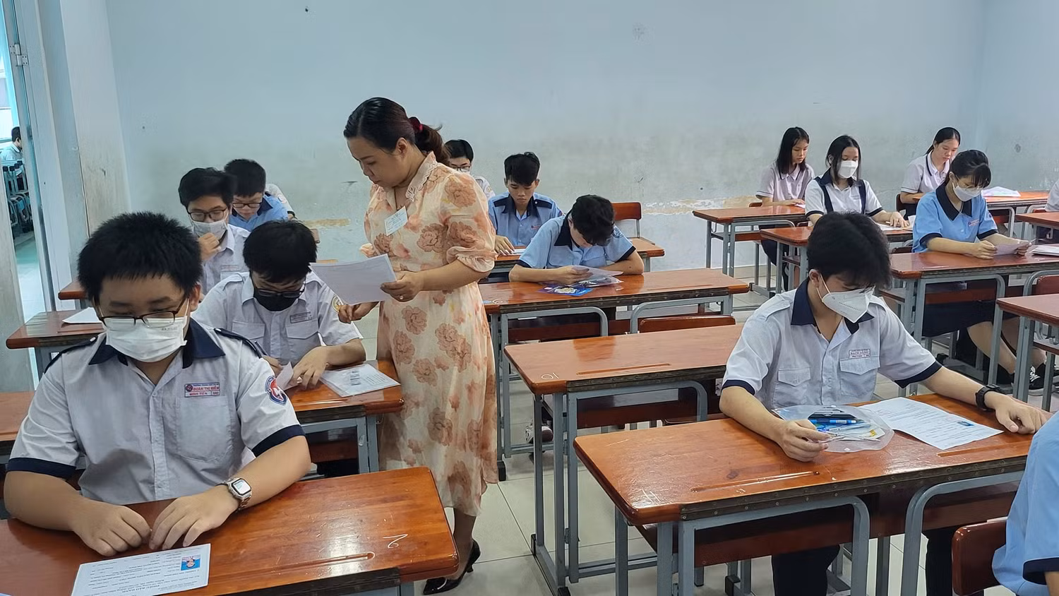 Thí sinh tham dự kỳ thi tuyển sinh vào lớp 10 tại Thành phố Hồ Chí Minh năm 2023 (Ảnh: P.L)