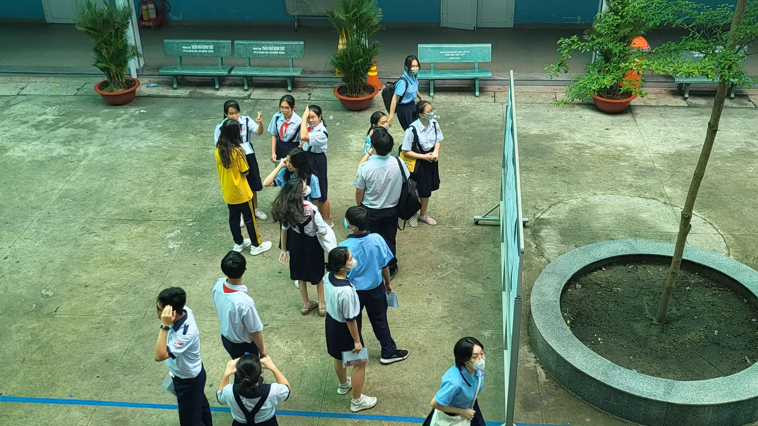 Học sinh xem danh sách phòng thi tại điểm thi Trường trung học cơ sở Đoàn Thị Điểm, Quận 3 (ảnh: P.L)