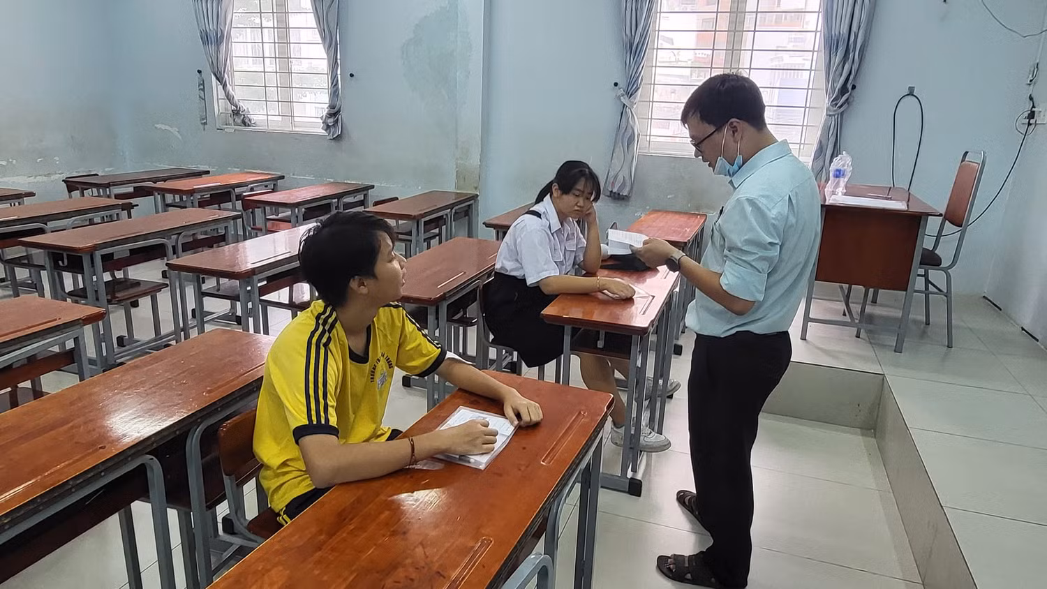 Phòng thi này có 3 thí sinh, nhưng ngày làm thủ tục chỉ có 2 em đến (ảnh: P.L)