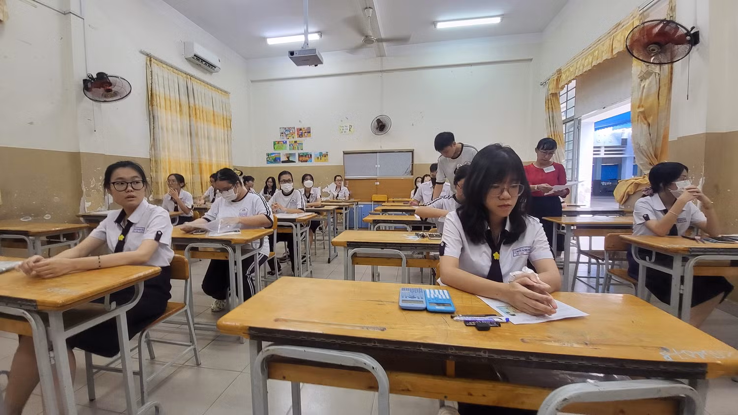 Thí sinh ở điểm thi Trường trung học cơ sở Bàn Cờ trước giờ làm bài thi môn Toán (ảnh: V.D) Thí sinh ở điểm thi Trường trung học cơ sở Bàn Cờ trước giờ làm bài thi môn Toán (ảnh: V.D)