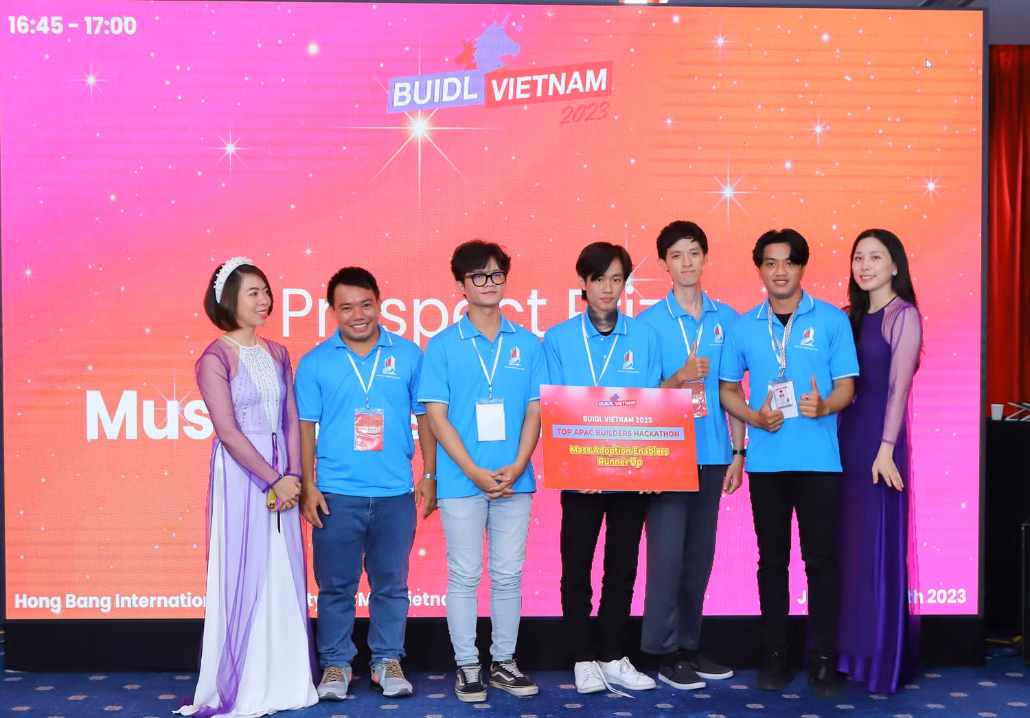 Nhóm sinh viên HIU được trao giải tại Cuộc thi Hackathon 2023 (ảnh: HIU) Nhóm sinh viên HIU được trao giải tại Cuộc thi Hackathon 2023 (ảnh: HIU)