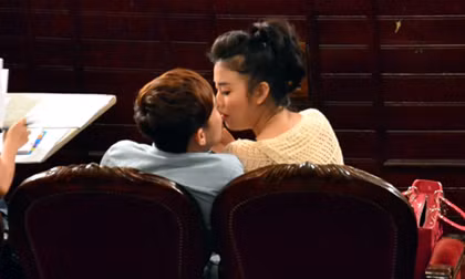 MC Trấn Thành sẽ giải thích như thế nào về cảnh kiss nóng bỏng mắt này. Nhiều fan hâm mộ cho rằng đây chính là "một nửa" mà MC Trấn Thành vẫn giấu kín từ lâu .