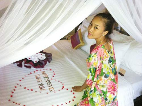 Đoan Trang rạng rỡ bên chiếc giường tân hôn mà khách sạn đặc biệt chuẩn bị cho cô trong kỳ nghỉ ngay tại Việt Nam sau lễ cưới. Cô chia sẻ: "Khi hỏi vì sao thích em, anh ấy trả lời vì thích cá tính mãnh liệt trong con người nhỏ bé, nhưng tôi biết chắc chắn là vì làn da ngăm". Đoan Trang rạng rỡ bên chiếc giường tân hôn mà khách sạn đặc biệt chuẩn bị cho cô trong kỳ nghỉ ngay tại Việt Nam sau lễ cưới. Cô chia sẻ: "Khi hỏi vì sao thích em, anh ấy trả lời vì thích cá tính mãnh liệt trong con người nhỏ bé, nhưng tôi biết chắc chắn là vì làn da ngăm".