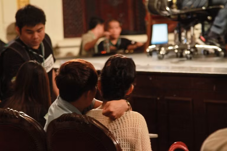 MC Trấn Thành khoác vai bạn gái khá thân mật.