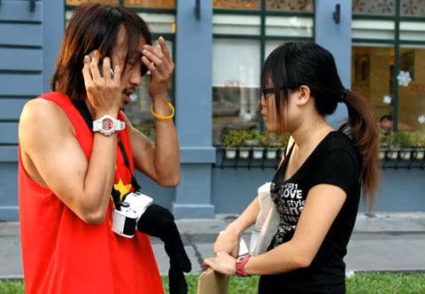 Đôi tình nhân đã rất lo lắng khi bị mất hết giấy tờ. Ảnh: Thoại Hà. Đôi tình nhân đã rất lo lắng khi bị mất hết giấy tờ. Ảnh: Thoại Hà.