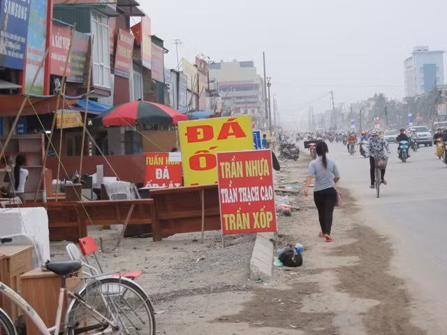 Người đi bộ phải đi dưới lòng đường
