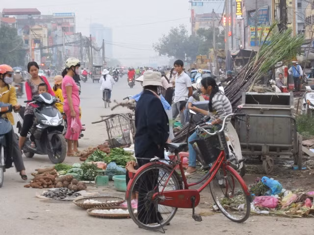 Rau, củ, thịt cá cũng được bán ngay ở lòng đường