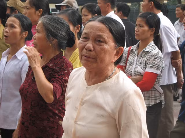 Người thân trong gia đình chị Thơm mong mỏi sớm tìm kiếm đứa trẻ...