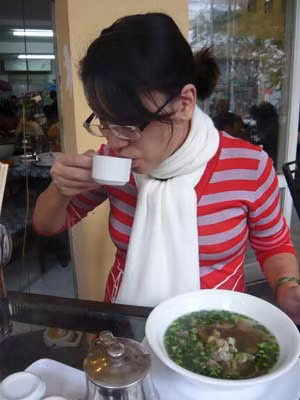 Người dân TP.HCM quàng khăn, mặc áo khoác, uống trà nóng vào sáng sớm.