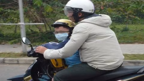 Khắp nơi người dân ai cũng mặc áo lạnh. Phụ huynh không quên trang bị áo ấm cho mình và bé khi đưa đến trường. Nhìn đôi nam nữ với đồ ấm trang bị tận răng không ai nghĩ họ đang ở Sài Gòn. Các nữ sinh co ro ôm nhau trên chiếc xe gắn máy cho khỏi rét.