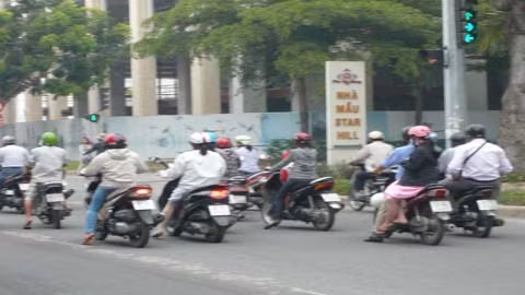 Khắp nơi người dân ai cũng mặc áo lạnh. Phụ huynh không quên trang bị áo ấm cho mình và bé khi đưa đến trường. Nhìn đôi nam nữ với đồ ấm trang bị tận răng không ai nghĩ họ đang ở Sài Gòn. Các nữ sinh co ro ôm nhau trên chiếc xe gắn máy cho khỏi rét.