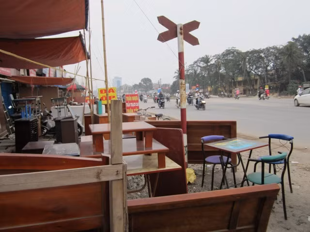 Vỉa hè còn bị các hộ dân chiếm dụng kinh doanh nội thất