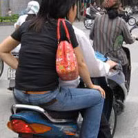 Những phụ nữ đi ra đường 'hớ hênh" chính là đối tượng mà trộm cướp 'ngắm' tới.