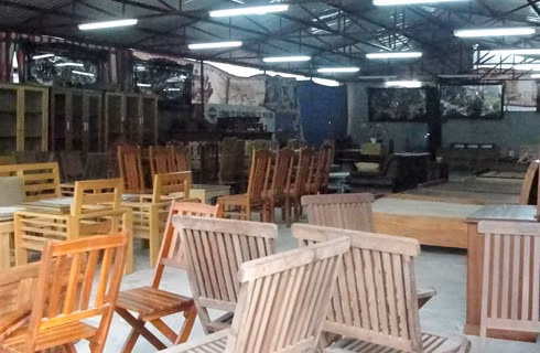 Khu nhà xưởng và trưng bày sản phẩm của cửa hàng vẫn mở cửa với nhiều đồ gỗ bên trong.