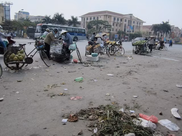 Chợ tan thì rác ở lại.
