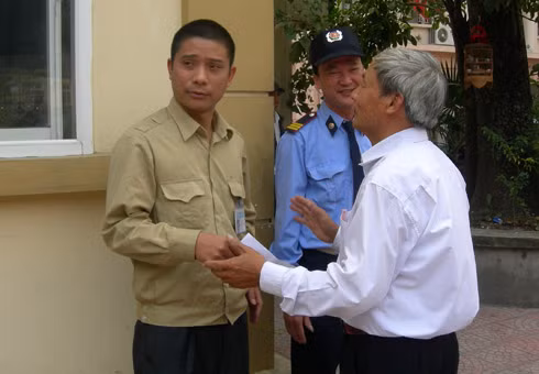 Vì nóng lòng muốn đưa con, cháu về sớm, gia đình anh Chiều đã lấy giấy ra viện tạm thời cho cháu, rồi chiều quay lại làm nốt thủ tục thanh toán. Từ sau vụ bắt cóc bé Trường khi mới 3 ngày tuổi, Bệnh viện Phụ sản Trung ương bắt đầu thắt chặt an ninh, sản phụ muốn đưa con ra khỏi viện phải xuất trình giấy tờ.